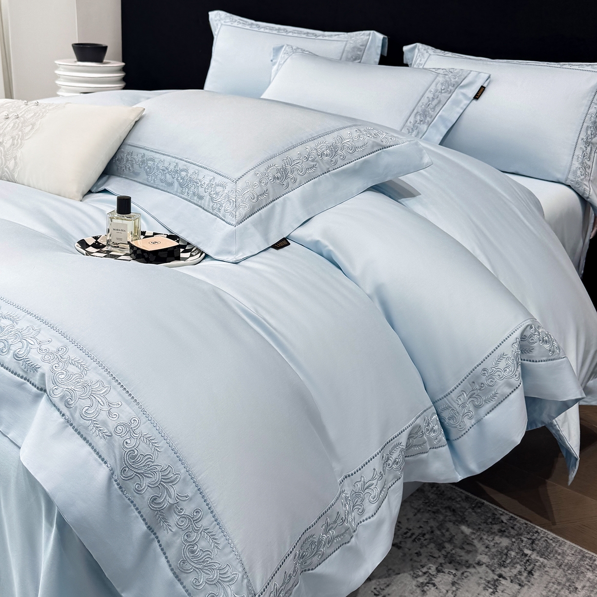 91家纺网 家纺一手货源 找家纺 欣宜家纺 2026新品全棉纯棉50x50s埃及贡缎长绒棉刺绣绣花四件套 赛娜-天空蓝