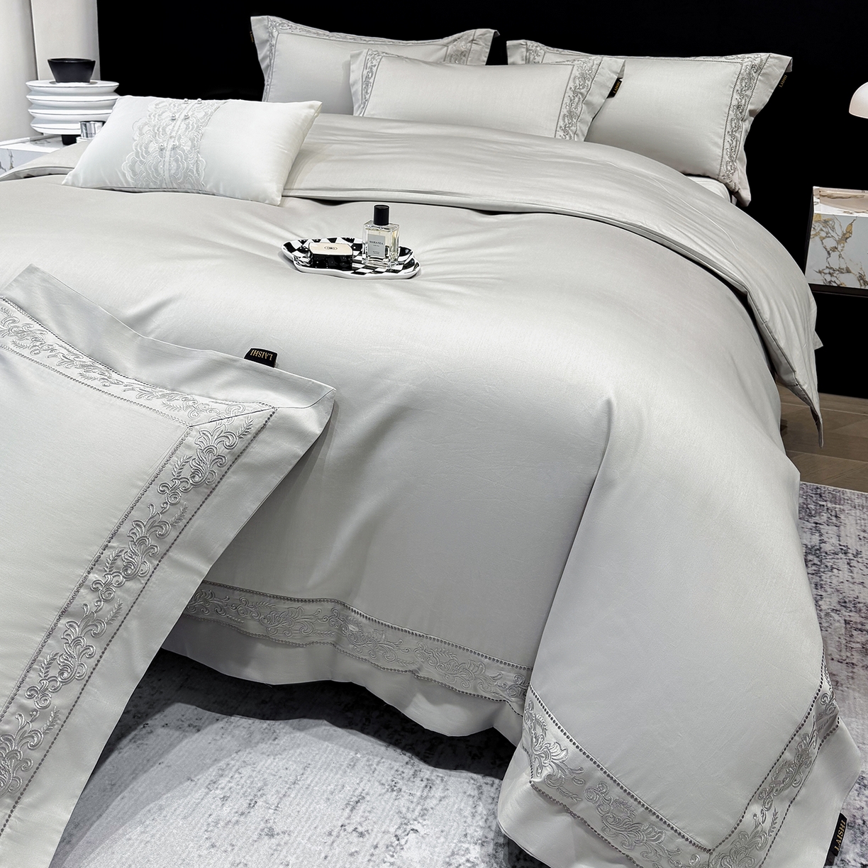 91家纺网 家纺一手货源 找家纺 欣宜家纺 2026新品全棉纯棉50x50s埃及贡缎长绒棉刺绣绣花四件套 赛娜-高级灰