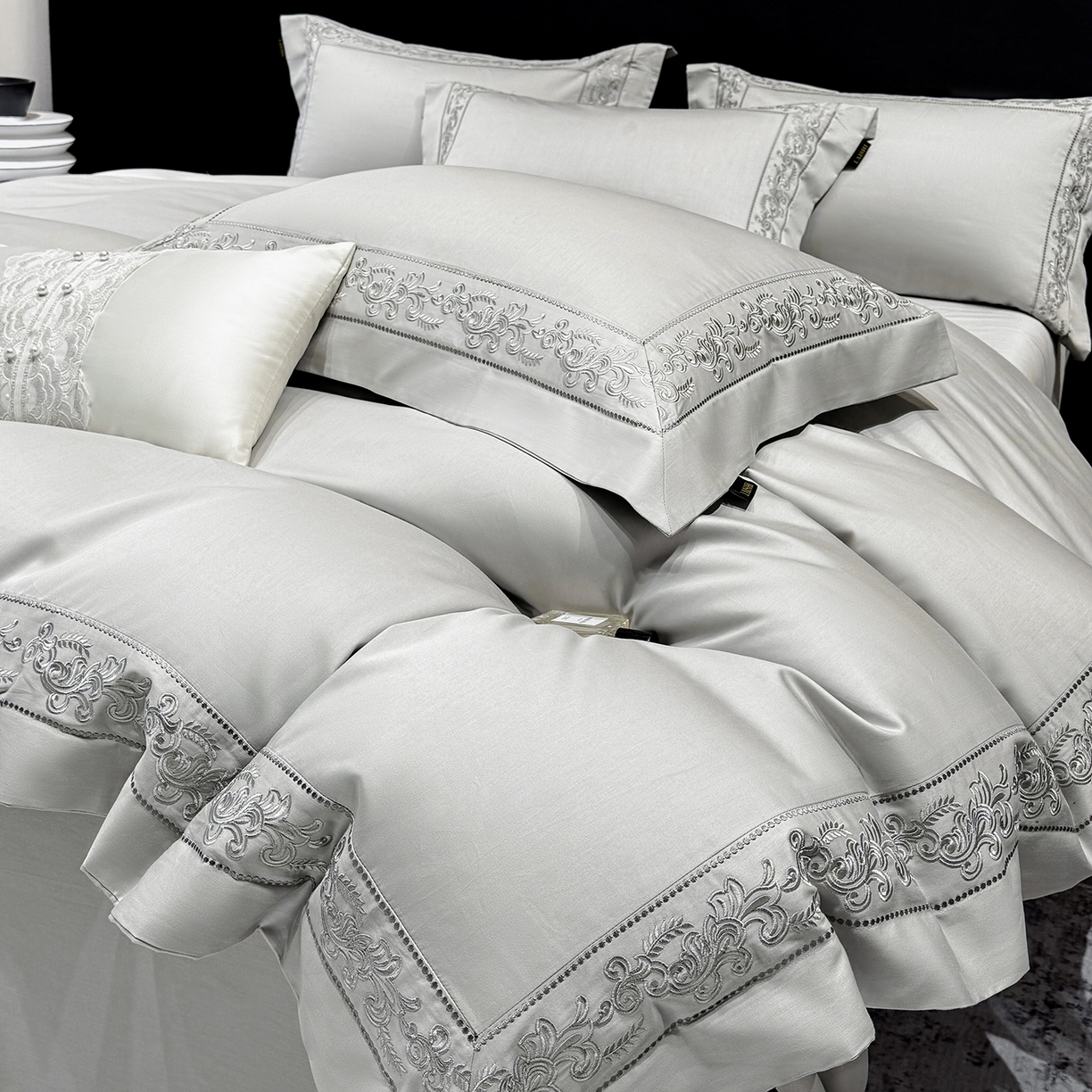 91家纺网 家纺一手货源 找家纺 欣宜家纺 2026新品全棉纯棉50x50s埃及贡缎长绒棉刺绣绣花四件套 赛娜-高级灰