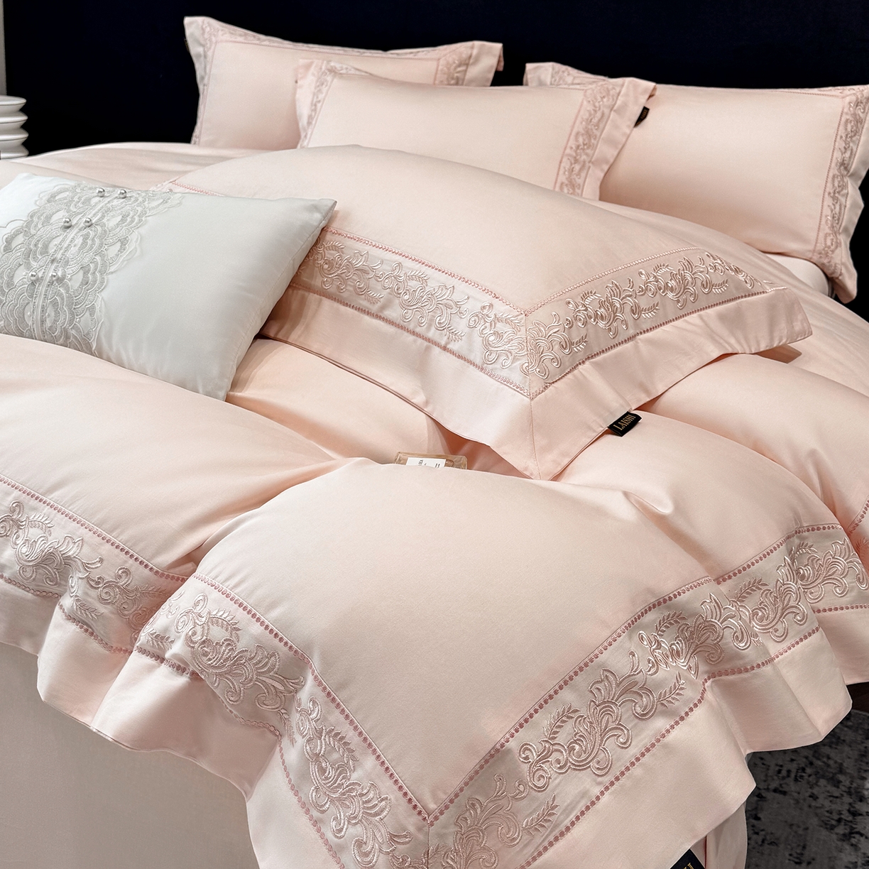 91家纺网 家纺一手货源 找家纺 欣宜家纺 2026新品全棉纯棉50x50s埃及贡缎长绒棉刺绣绣花四件套 赛娜-轻奢粉