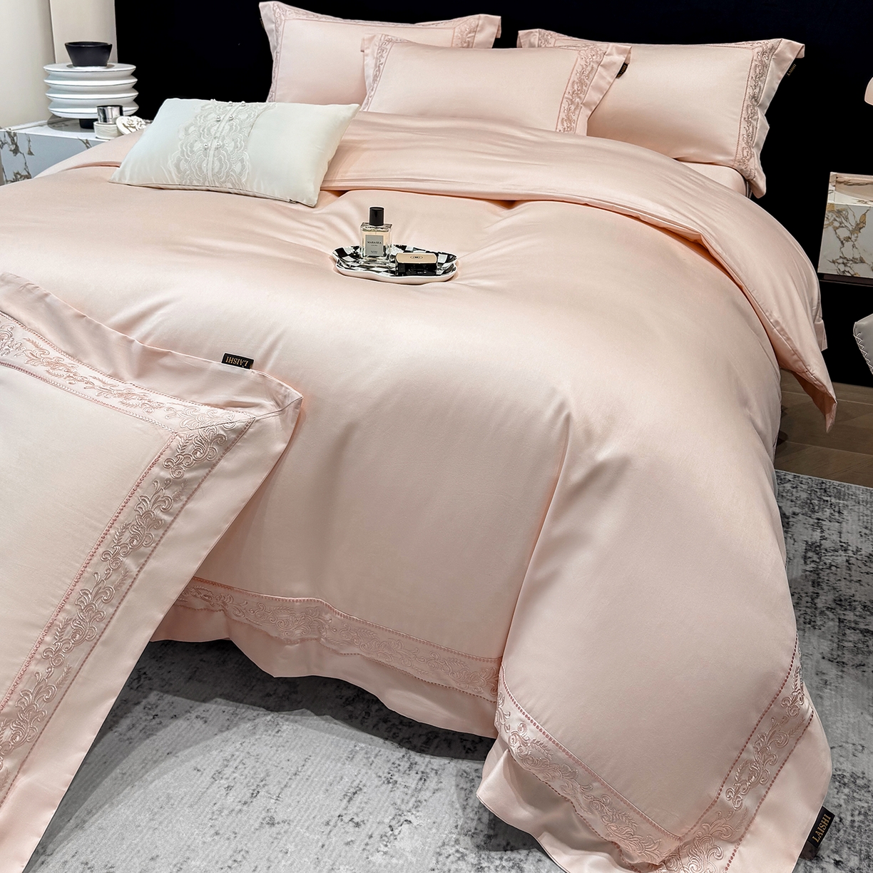 91家纺网 家纺一手货源 找家纺 欣宜家纺 2026新品全棉纯棉50x50s埃及贡缎长绒棉刺绣绣花四件套 赛娜-轻奢粉