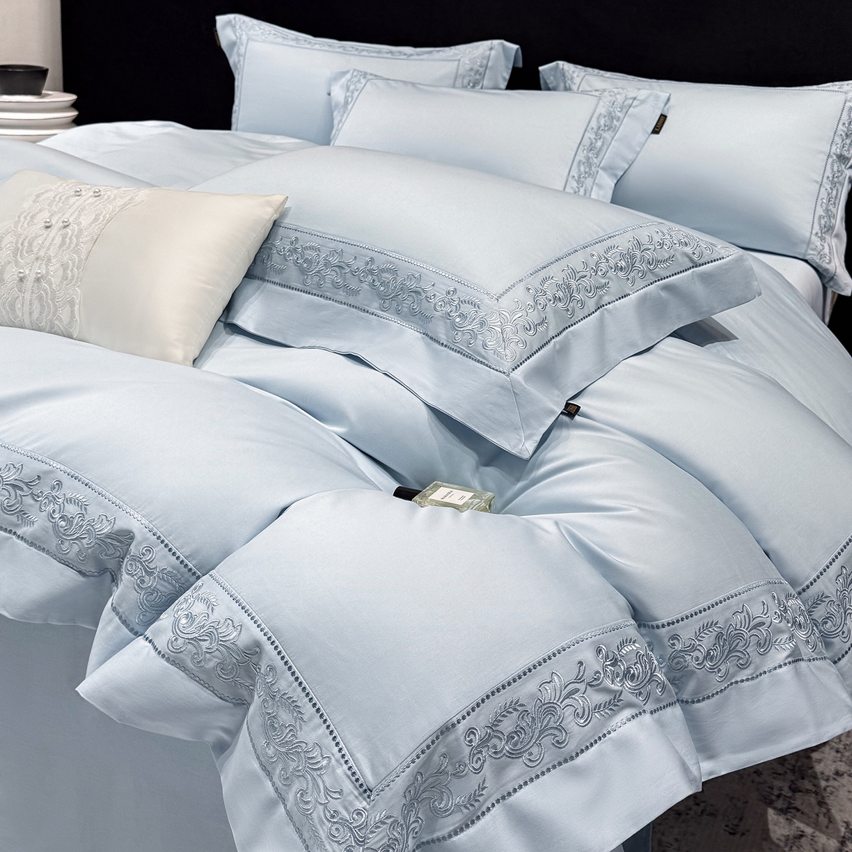 91家纺网 家纺一手货源 找家纺 欣宜家纺 2026新品全棉纯棉50x50s埃及贡缎长绒棉刺绣绣花四件套 赛娜-天空蓝