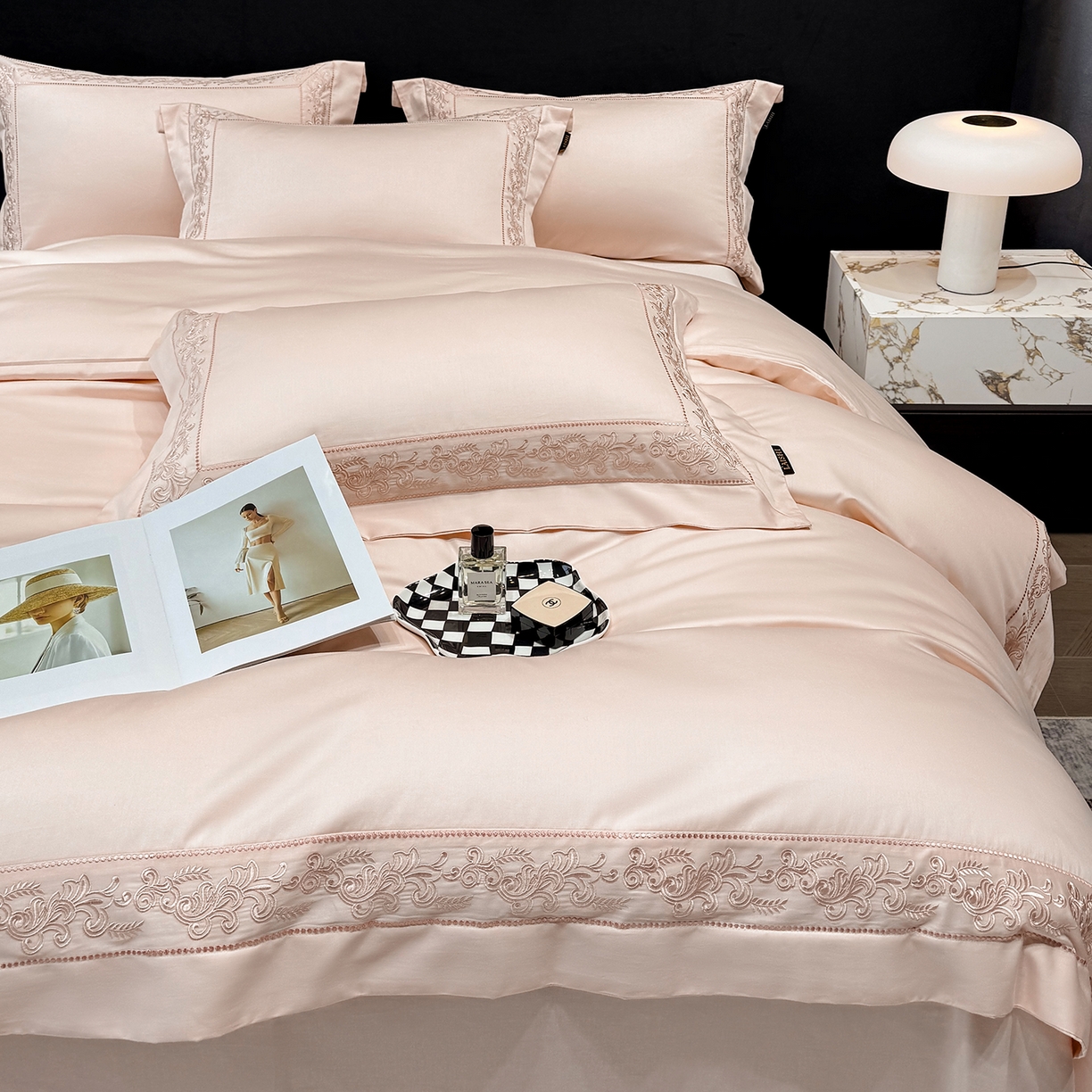 91家纺网 家纺一手货源 找家纺 欣宜家纺 2026新品全棉纯棉50x50s埃及贡缎长绒棉刺绣绣花四件套 赛娜-轻奢粉