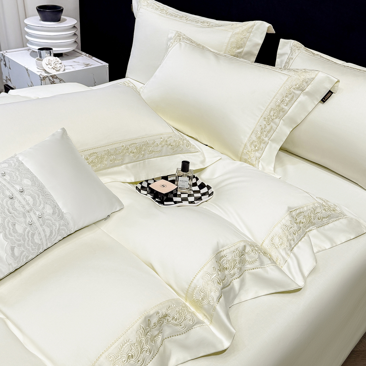 91家纺网 家纺一手货源 找家纺 欣宜家纺 2026新品全棉纯棉50x50s埃及贡缎长绒棉刺绣绣花四件套 赛娜-奶昔白