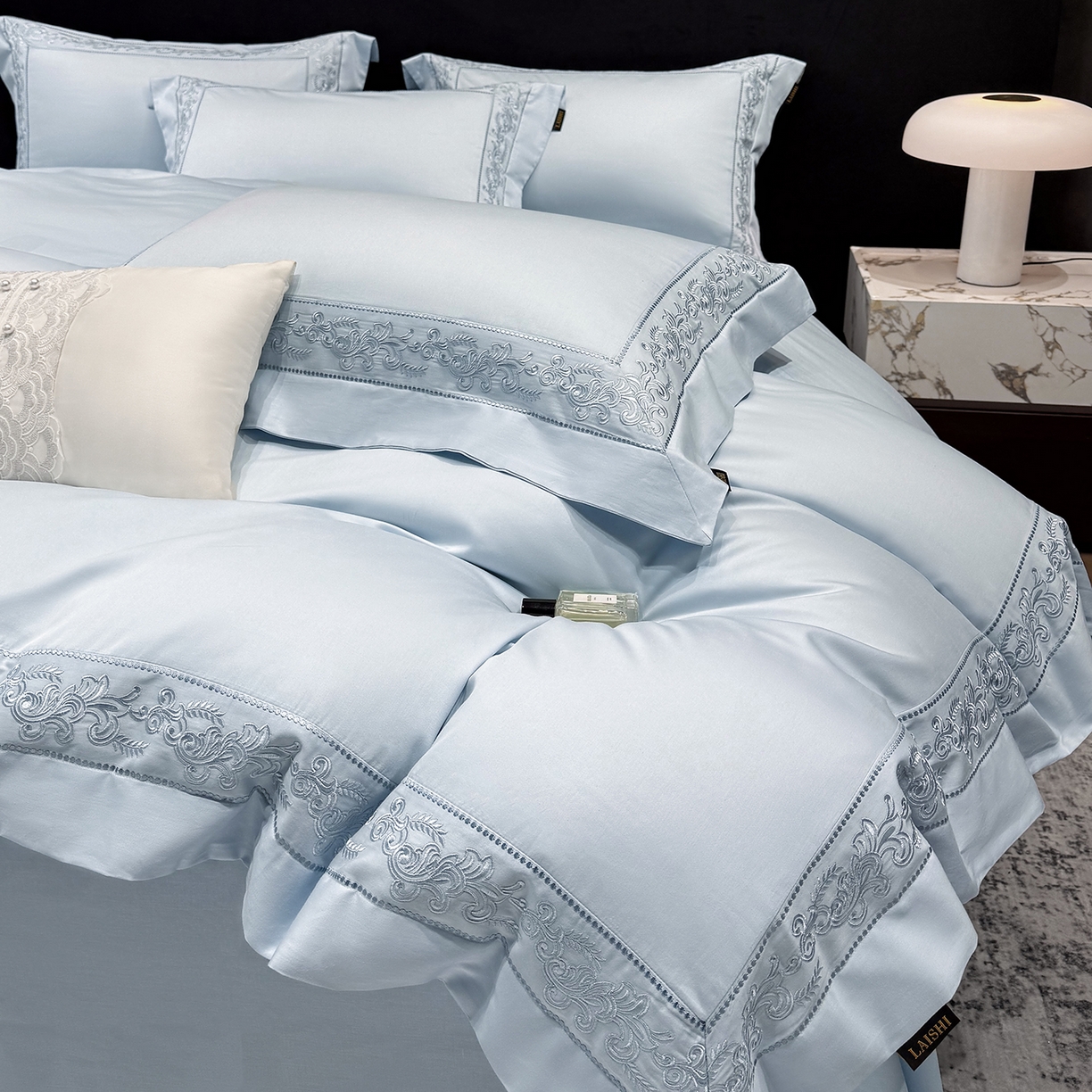 91家纺网 家纺一手货源 找家纺 欣宜家纺 2026新品全棉纯棉50x50s埃及贡缎长绒棉刺绣绣花四件套 赛娜-天空蓝