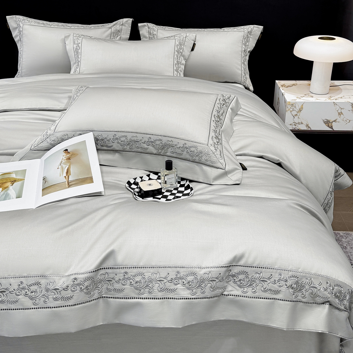 91家纺网 家纺一手货源 找家纺 欣宜家纺 2026新品全棉纯棉50x50s埃及贡缎长绒棉刺绣绣花四件套 赛娜-高级灰