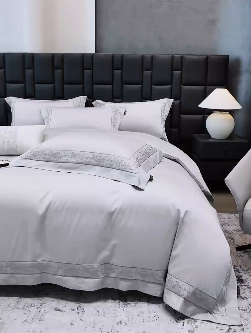 91家纺网 家纺一手货源 找家纺 欣宜家纺 2026新品全棉纯棉50x50s埃及贡缎长绒棉刺绣绣花四件套 赛娜-高级灰