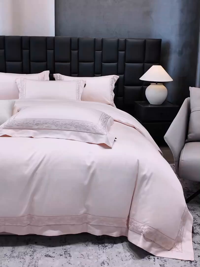 91家纺网 家纺一手货源 找家纺 欣宜家纺 2026新品全棉纯棉50x50s埃及贡缎长绒棉刺绣绣花四件套 赛娜-轻奢粉