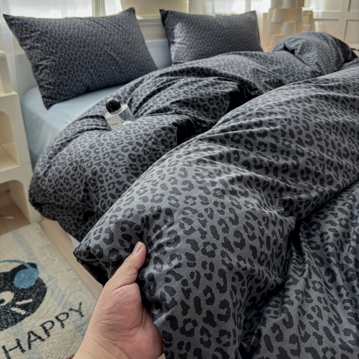 91家纺网 家纺一手货源 找家纺 感遇家纺 2026新款全棉数码印花简约系列四件套 墨黎