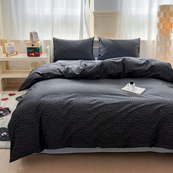 91家纺网 家纺一手货源 找家纺 感遇家纺 2026新款全棉数码印花简约系列四件套 墨黎