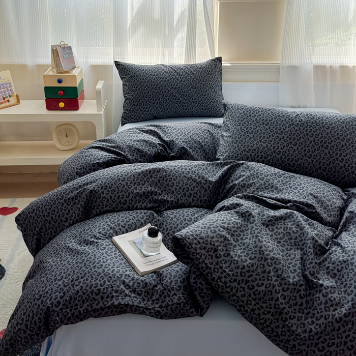 91家纺网 家纺一手货源 找家纺 感遇家纺 2026新款全棉数码印花简约系列四件套 墨黎