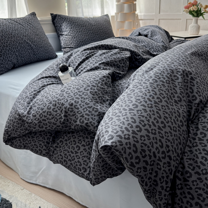 91家纺网 家纺一手货源 找家纺 感遇家纺 2026新款全棉数码印花简约系列四件套 墨黎