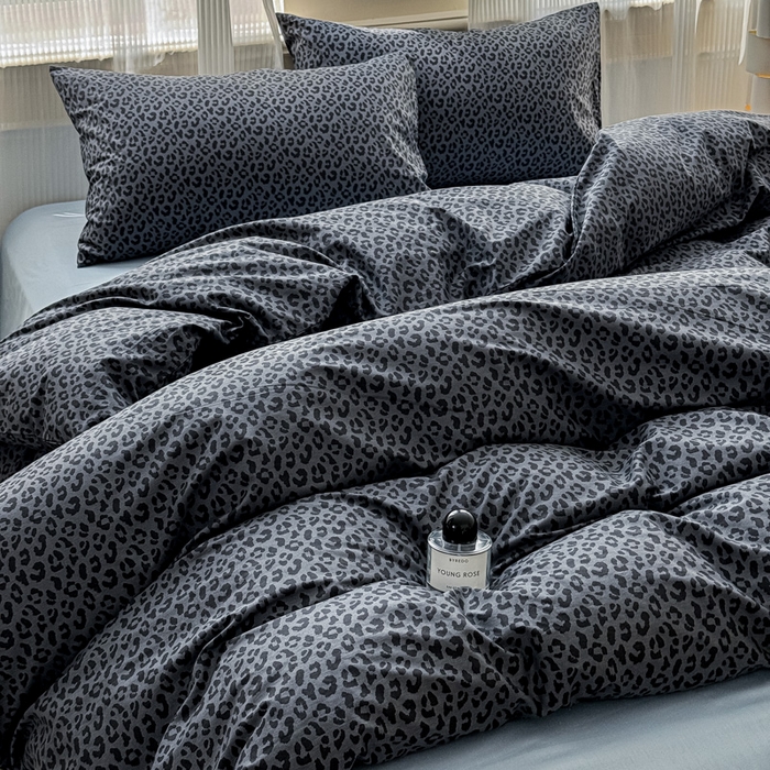 91家纺网 家纺一手货源 找家纺 感遇家纺 2026新款全棉数码印花简约系列四件套 墨黎