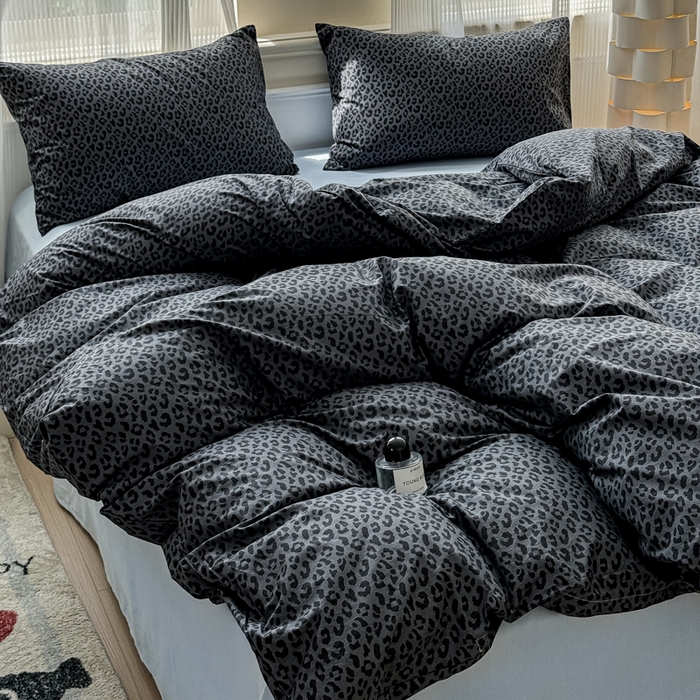 91家纺网 家纺一手货源 找家纺 感遇家纺 2026新款全棉数码印花简约系列四件套 墨黎