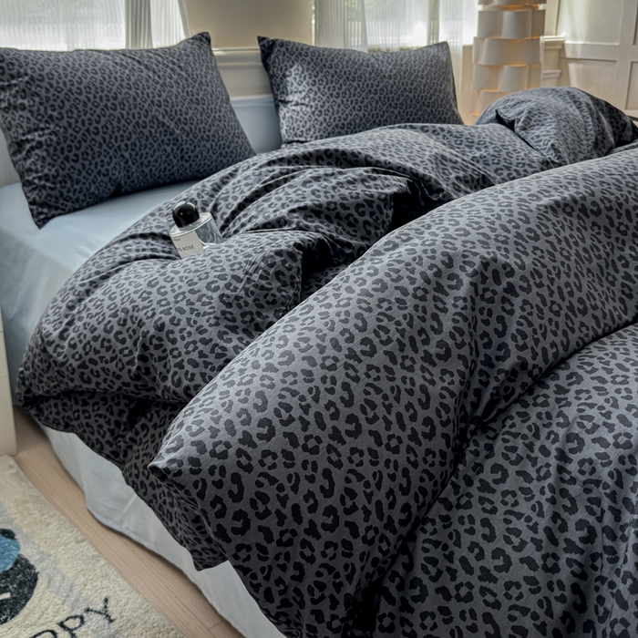 91家纺网 家纺一手货源 找家纺 感遇家纺 2026新款全棉数码印花简约系列四件套 墨黎