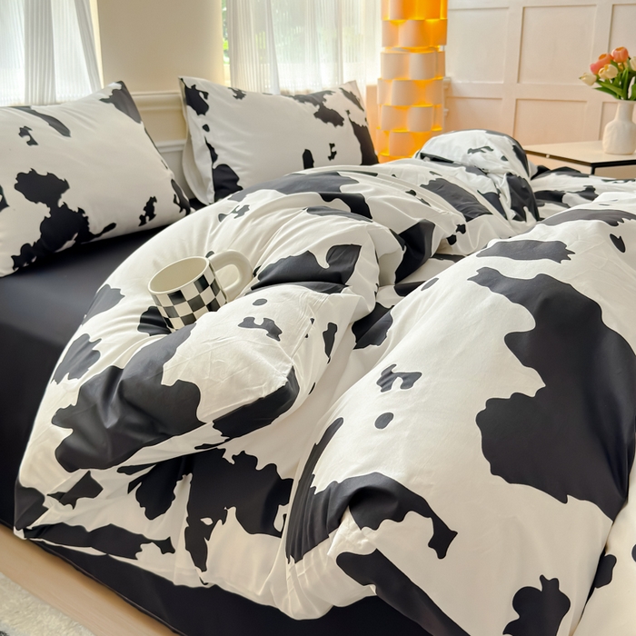 91家纺网 家纺一手货源 找家纺 感遇家纺 2026新款全棉数码印花简约系列四件套 奶牛