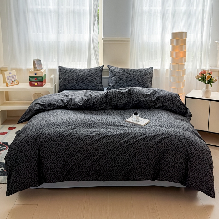 91家纺网 家纺一手货源 找家纺 感遇家纺 2026新款全棉数码印花简约系列四件套 墨黎