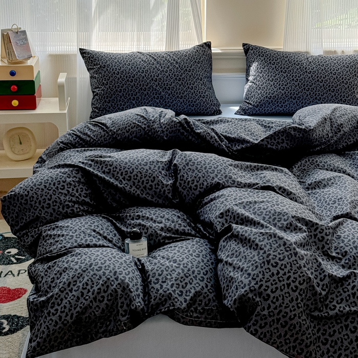 91家纺网 家纺一手货源 找家纺 感遇家纺 2026新款全棉数码印花简约系列四件套 墨黎