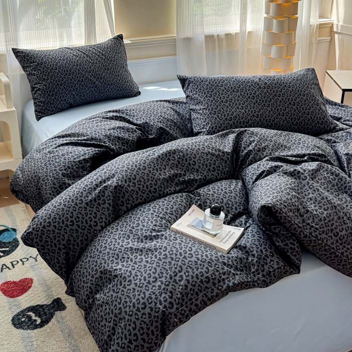 91家纺网 家纺一手货源 找家纺 感遇家纺 2026新款全棉数码印花简约系列四件套 墨黎