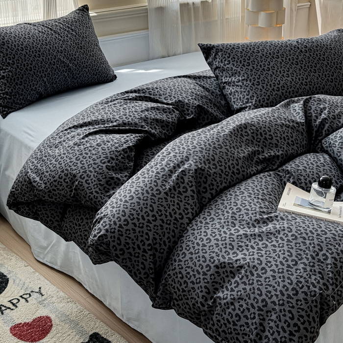 91家纺网 家纺一手货源 找家纺 感遇家纺 2026新款全棉数码印花简约系列四件套 墨黎