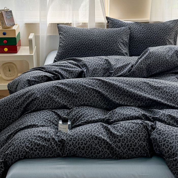 91家纺网 家纺一手货源 找家纺 感遇家纺 2026新款全棉数码印花简约系列四件套 墨黎