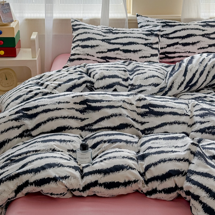 91家纺网 家纺一手货源 找家纺 感遇家纺 2026新款全棉数码印花简约系列四件套 熊猫白