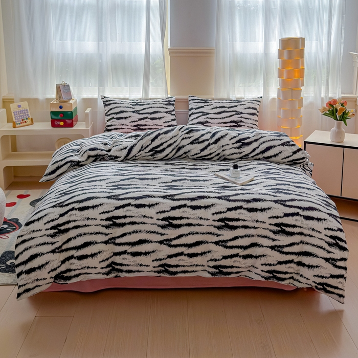 91家纺网 家纺一手货源 找家纺 感遇家纺 2026新款全棉数码印花简约系列四件套 熊猫白