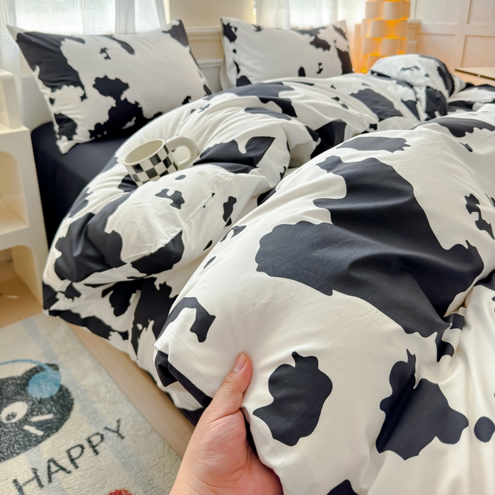 91家纺网 家纺一手货源 找家纺 感遇家纺 2026新款全棉数码印花简约系列四件套 奶牛