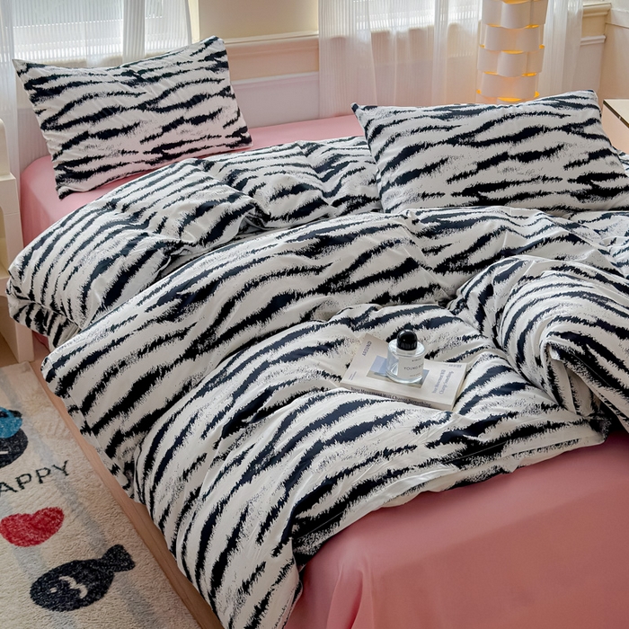 91家纺网 家纺一手货源 找家纺 感遇家纺 2026新款全棉数码印花简约系列四件套 熊猫白