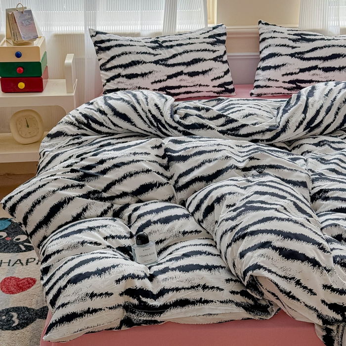 91家纺网 家纺一手货源 找家纺 感遇家纺 2026新款全棉数码印花简约系列四件套 熊猫白