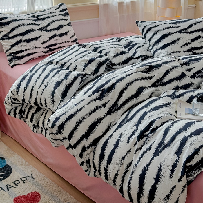 91家纺网 家纺一手货源 找家纺 感遇家纺 2026新款全棉数码印花简约系列四件套 熊猫白