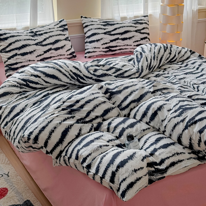 91家纺网 家纺一手货源 找家纺 感遇家纺 2026新款全棉数码印花简约系列四件套 熊猫白