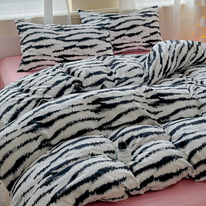 91家纺网 家纺一手货源 找家纺 感遇家纺 2026新款全棉数码印花简约系列四件套 熊猫白