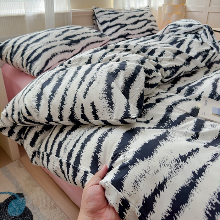 91家纺网 家纺一手货源 找家纺 感遇家纺 2026新款全棉数码印花简约系列四件套 熊猫白