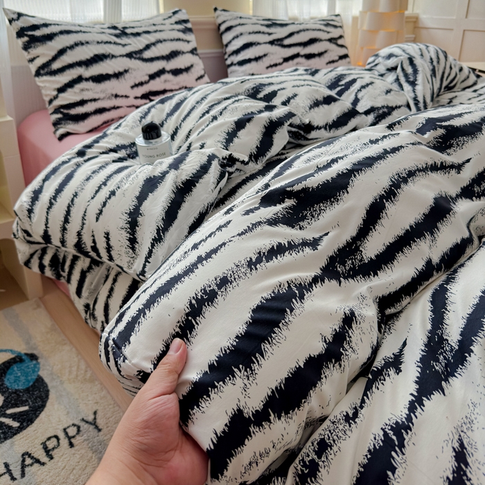 91家纺网 家纺一手货源 找家纺 感遇家纺 2026新款全棉数码印花简约系列四件套 熊猫白