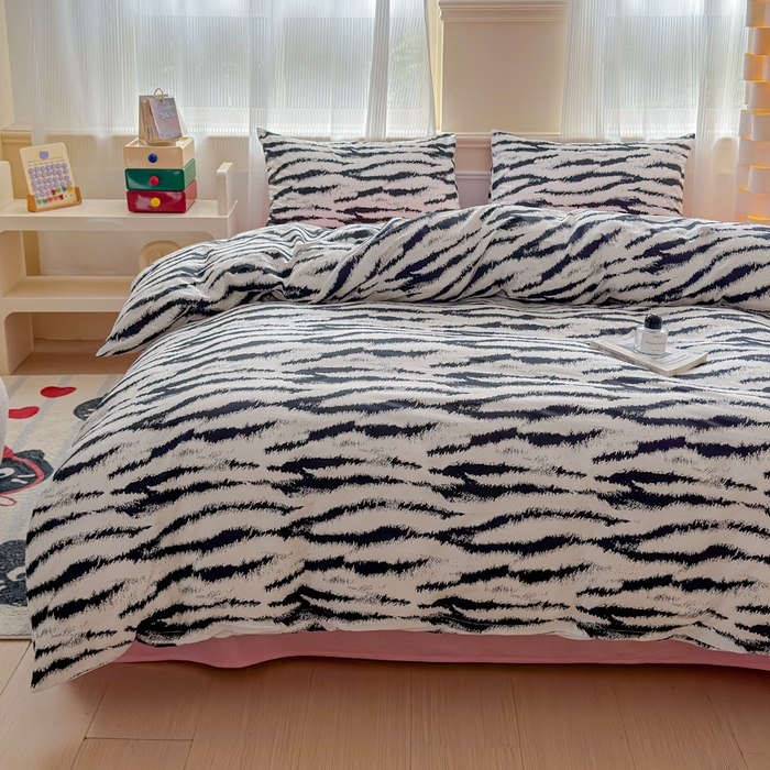 91家纺网 家纺一手货源 找家纺 感遇家纺 2026新款全棉数码印花简约系列四件套 熊猫白