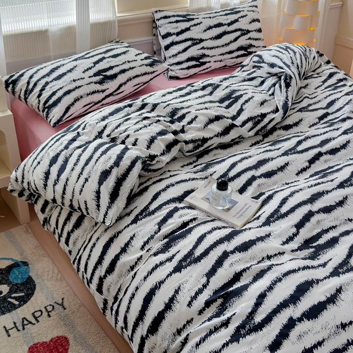 91家纺网 家纺一手货源 找家纺 感遇家纺 2026新款全棉数码印花简约系列四件套 熊猫白