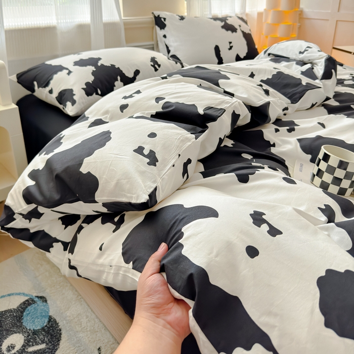 91家纺网 家纺一手货源 找家纺 感遇家纺 2026新款全棉数码印花简约系列四件套 奶牛