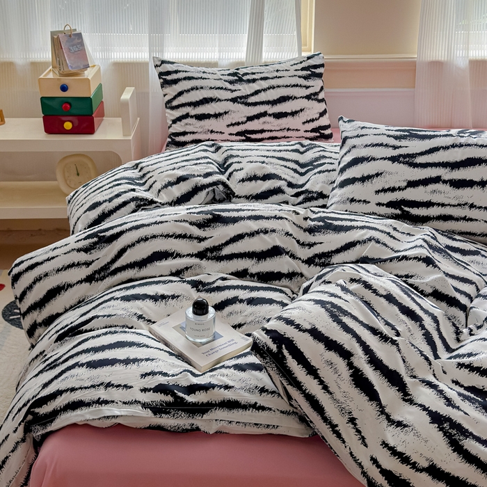 91家纺网 家纺一手货源 找家纺 感遇家纺 2026新款全棉数码印花简约系列四件套 熊猫白