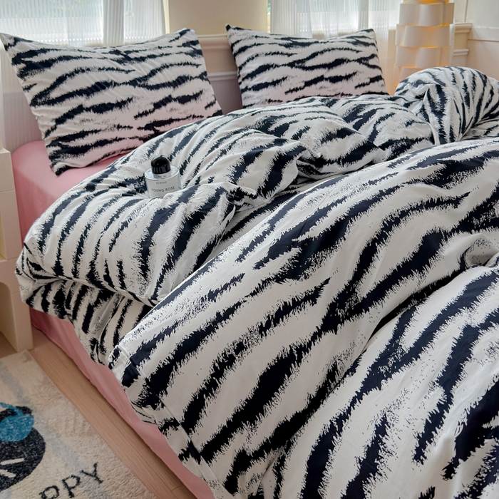 91家纺网 家纺一手货源 找家纺 感遇家纺 2026新款全棉数码印花简约系列四件套 熊猫白