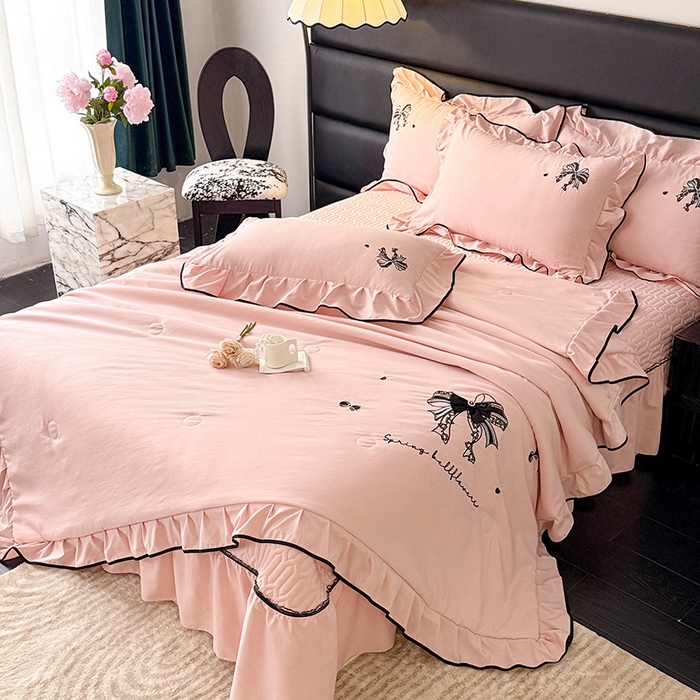 91家纺网 家纺一手货源 找家纺 优贝家纺 2026春夏新款多功能夏被床盖四件套刺绣 赫本-粉