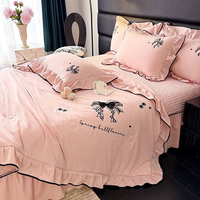 91家纺网 家纺一手货源 找家纺 优贝家纺 2026春夏新款多功能夏被床盖四件套刺绣 赫本-粉