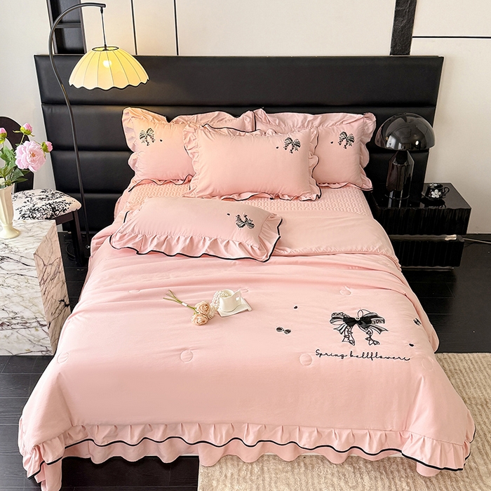 91家纺网 家纺一手货源 找家纺 绒棉世家 2026春夏新款多功能夏被床盖四件套刺绣 赫本-粉