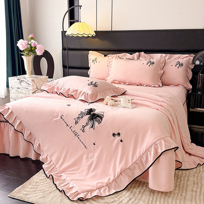 91家纺网 家纺一手货源 找家纺 绒棉世家 2026春夏新款多功能夏被床盖四件套刺绣 赫本-粉