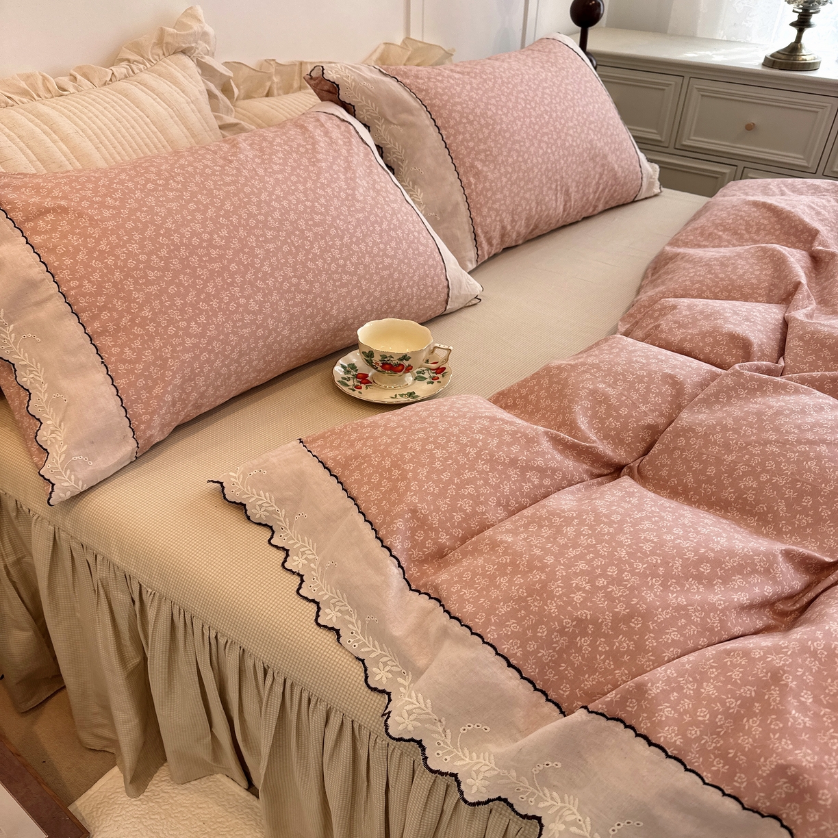 91家纺网 家纺一手货源 找家纺 菊上家纺 2026新款全棉复古小碎花花边款系列 初禾