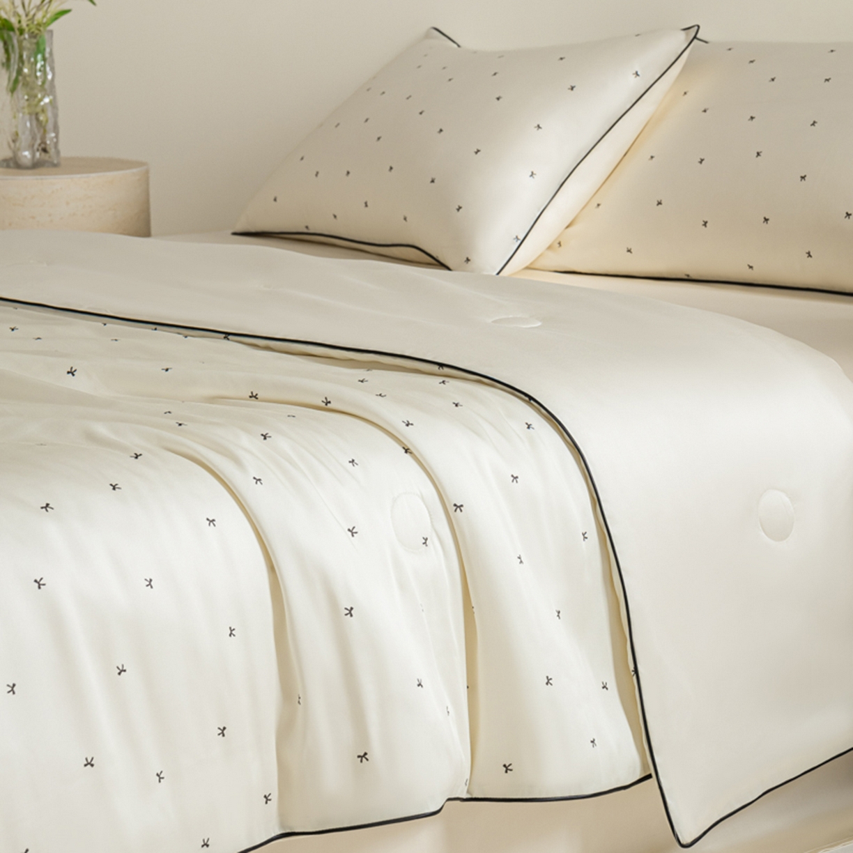 91家纺网 家纺一手货源 找家纺 悦织湾家纺 2026新款天丝夏被四件套滚边款冰丝空调被夏凉被夏凉冰爽床上用品三4件套 奶杏四叶草