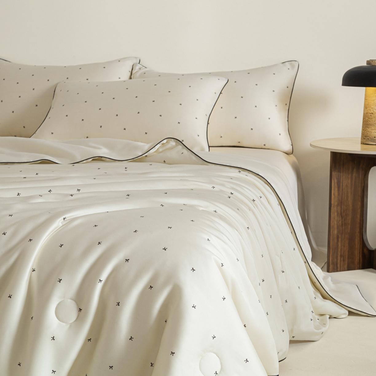 91家纺网 家纺一手货源 找家纺 悦织湾家纺 2026新款天丝夏被四件套滚边款冰丝空调被夏凉被夏凉冰爽床上用品三4件套 奶杏四叶草