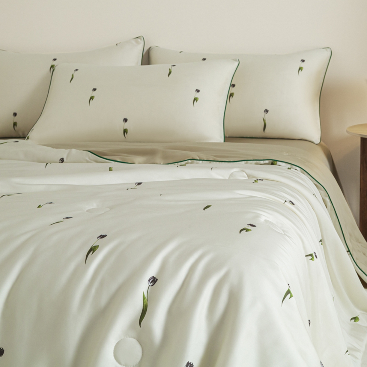 91家纺网 家纺一手货源 找家纺 悦织湾家纺 2026新款天丝夏被四件套滚边款冰丝空调被夏凉被夏凉冰爽床上用品三4件套 奶杏郁金香