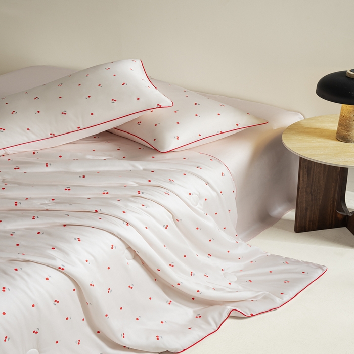 91家纺网 家纺一手货源 找家纺 悦织湾家纺 2026新款天丝夏被四件套滚边款冰丝空调被夏凉被夏凉冰爽床上用品三4件套 甜粉小樱桃