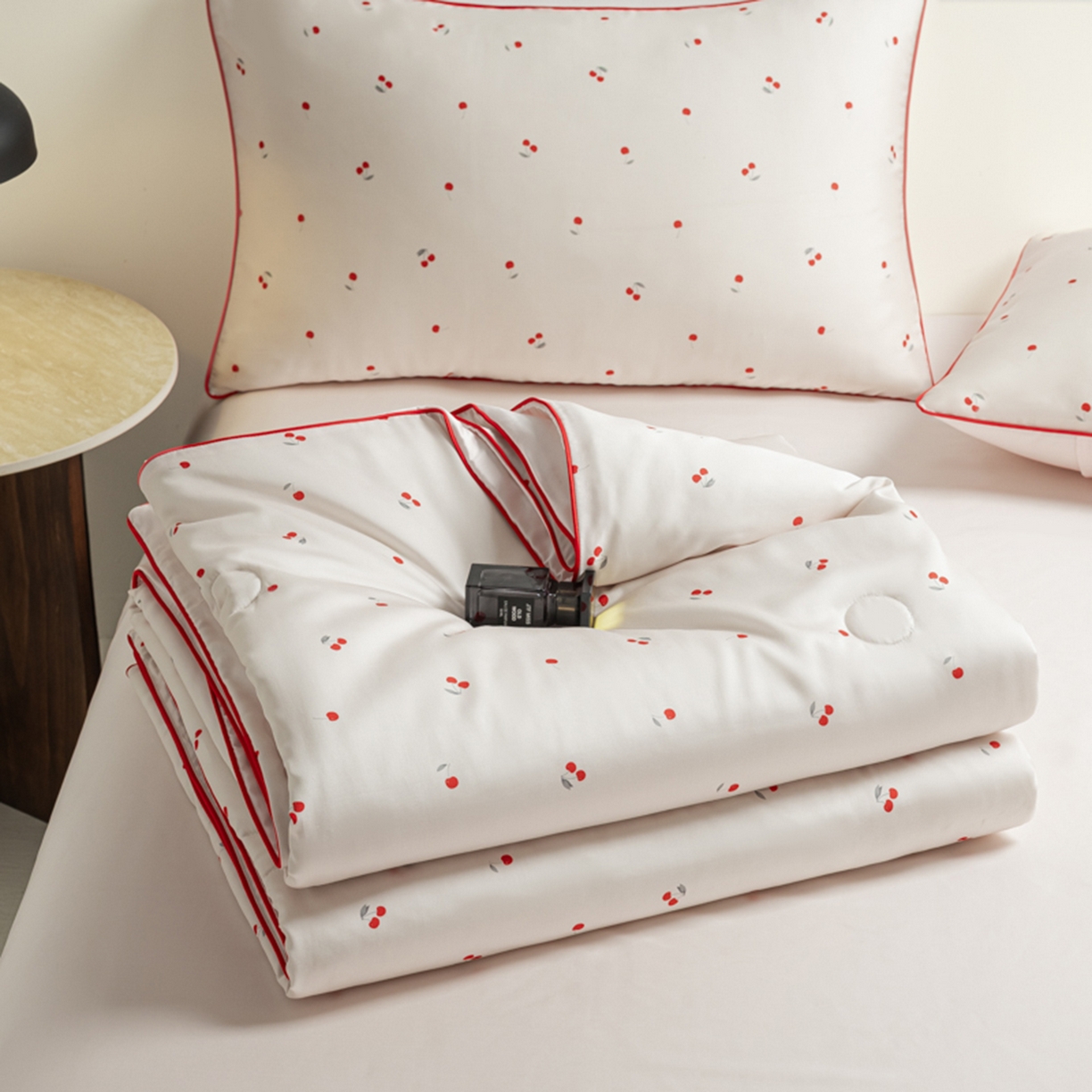 91家纺网 家纺一手货源 找家纺 悦织湾家纺 2026新款天丝夏被四件套滚边款冰丝空调被夏凉被夏凉冰爽床上用品三4件套 甜粉小樱桃